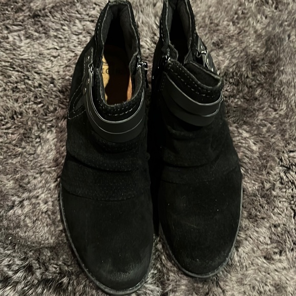 Shoes - Earth Origina Cute black suede booties
